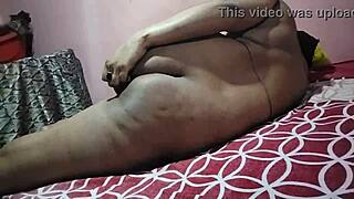 Watch Indian Aunty Dance Seductively!