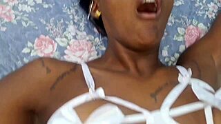 Provoquei meu padrasto de calcinha até ele me comer gostoso, mas errei a palavra