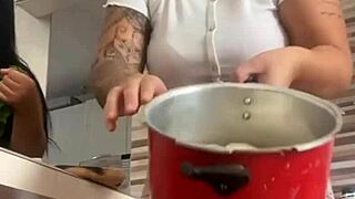 chamei minha amiga da buceta grande pra me ajudar no almoço