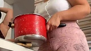 chamei minha amiga da buceta grande pra me ajudar no almoço