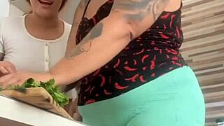 chamei minha amiga da buceta grande pra me ajudar no almoço