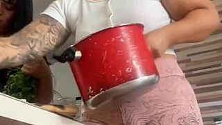 chamei minha amiga da buceta grande pra me ajudar no almoço