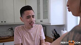 Zapomeň na vysokou, nevlastní synu Juan Loco, zírej na moje velké prsa. Blair Johnson má pro tebe nejžhavější prdel.