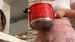 chamei minha amiga da buceta grande pra me ajudar no almoço