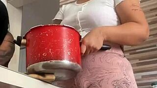 chamei minha amiga da buceta grande pra me ajudar no almoço