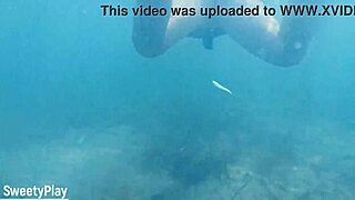 Podvodní creampie při plavání po vylití do píči
