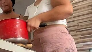 chamei minha amiga da buceta grande pra me ajudar no almoço