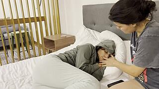 La niera me metio los dedos en mi apretado coño mientras mi esposa trabaja.