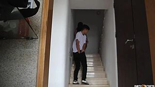 Zrela brinetka jebe pastorka in prijatelja