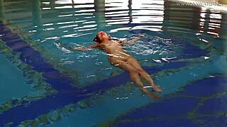 Ebony bikerka Jeni Pretinha se uvolňuje jízdou na ptáku venku po jízdě na kole