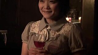 ユリアイダがキャンドルライトの部屋でボーイフレンドと記念日