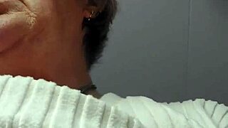 Watch that hairy pussy piss!