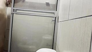 Špehují mě v koupelně a když se masturbuju s kalhotkami své sestřenice.