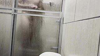 Me Espian En El Baño Y Cuando Me Masturbo Con Las Bragas De Mi Prima.