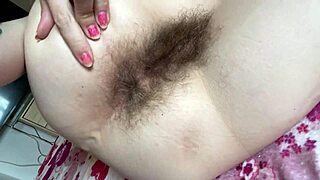 この毛むくじゃらの尻フェティッシュビデオ、超毛深いアナルをクローズアップ、自家製スタイル