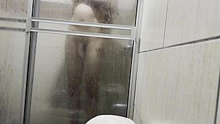 Me Espian En El Baño Y Cuando Me Masturbo Con Las Bragas De Mi Prima.