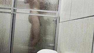 Špehují mě v koupelně a když se masturbuju s kalhotkami své sestřenice.