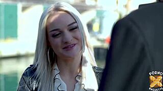 Nathalie une belle blonde savourant lanal