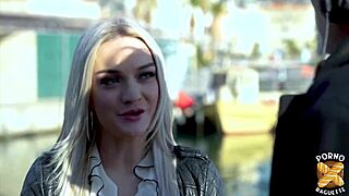 Nathalie une belle blonde savourant lanal