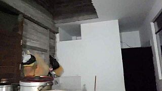 me rompió el culito en la cocina