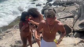 Praia de nudismo sexo explícito com as gostosas 😍