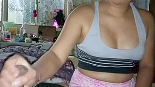 El Pajero De Mi Hermanastro Muestra Su Verga Y Pide Que Lo Masturbe