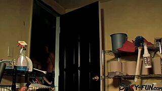 Nice Dancer Gets Pussy Licked in Vintage Striptease