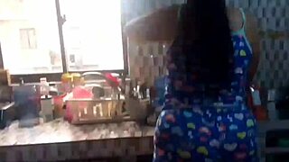 seduzco con mi gran culo a mi hijastro para que me termine dando una buena cogida con su gran polla y mi delicioso co�o mientras el cornudo de mi esposo trabaja