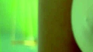 Sexo apaixonado ao acordar termina com gozada no rosto