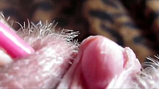 Clitoris mare closeup la orgasm intens