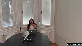 Teen Traviesa Folla a Sus Dos Compañeros de Piso en un Trío