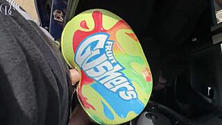 Černoška s veľkým zadkom ojebaná cez dieru v šortkách na myčke áut