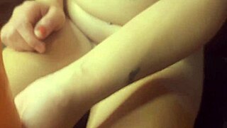 Hé, la belle-fille de 18 ans suce la grosse bite de papa.