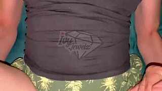 Busty Ivy Jewelz jebana na kavču POV