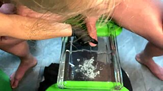 Zralá milf dává ruční a výstřik v akváriu 😍 sténá tak hlasitě