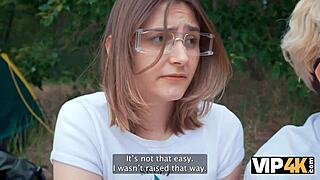 Vip4k nadržené páry lížou prdele v lese a šukají