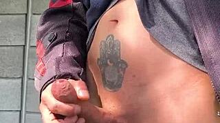 se me pone muy dura de saber que me est�n viendo desde lejos como me masturbo