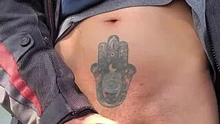 se me pone muy dura de saber que me est�n viendo desde lejos como me masturbo