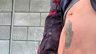 se me pone muy dura de saber que me est�n viendo desde lejos como me masturbo