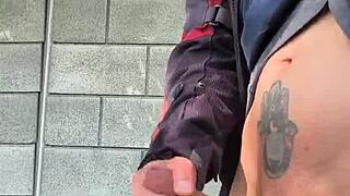 se me pone muy dura de saber que me est�n viendo desde lejos como me masturbo