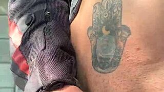 se me pone muy dura de saber que me est�n viendo desde lejos como me masturbo