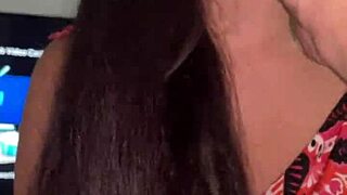 Novinha de conjuntinho rosa pra combinar com o pau grande do wellington prado enquanto bate uma punheta gostosa nele