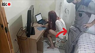 Safada dona de casa recebe manutencista depravado