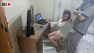 Safada dona de casa recebe manutencista depravado