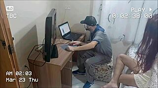 Safada dona de casa recebe manutencista depravado