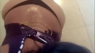 Colombian slut Deisyyeraldine swallows cum facial