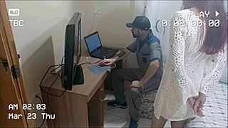 Safada dona de casa recebe manutencista depravado