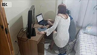 Safada dona de casa recebe manutencista depravado