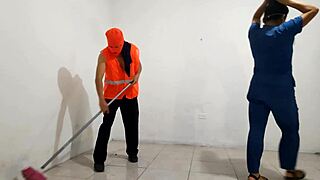 La sucia enfermera del hospital coquetea con el barrendero lo muy sucia motivo al macho de la limpieza y le dio una mamada con mucha saliva al pene del trabajador porno real en hospital. patient blowjob latina ass saliva big cock milf monster cock cock.