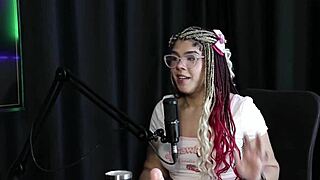 Teve que tirar a roupa no jogo do já fez e ela mostrou seus lindos peitos e a buceta - sofie lollipop transsexual sheer red